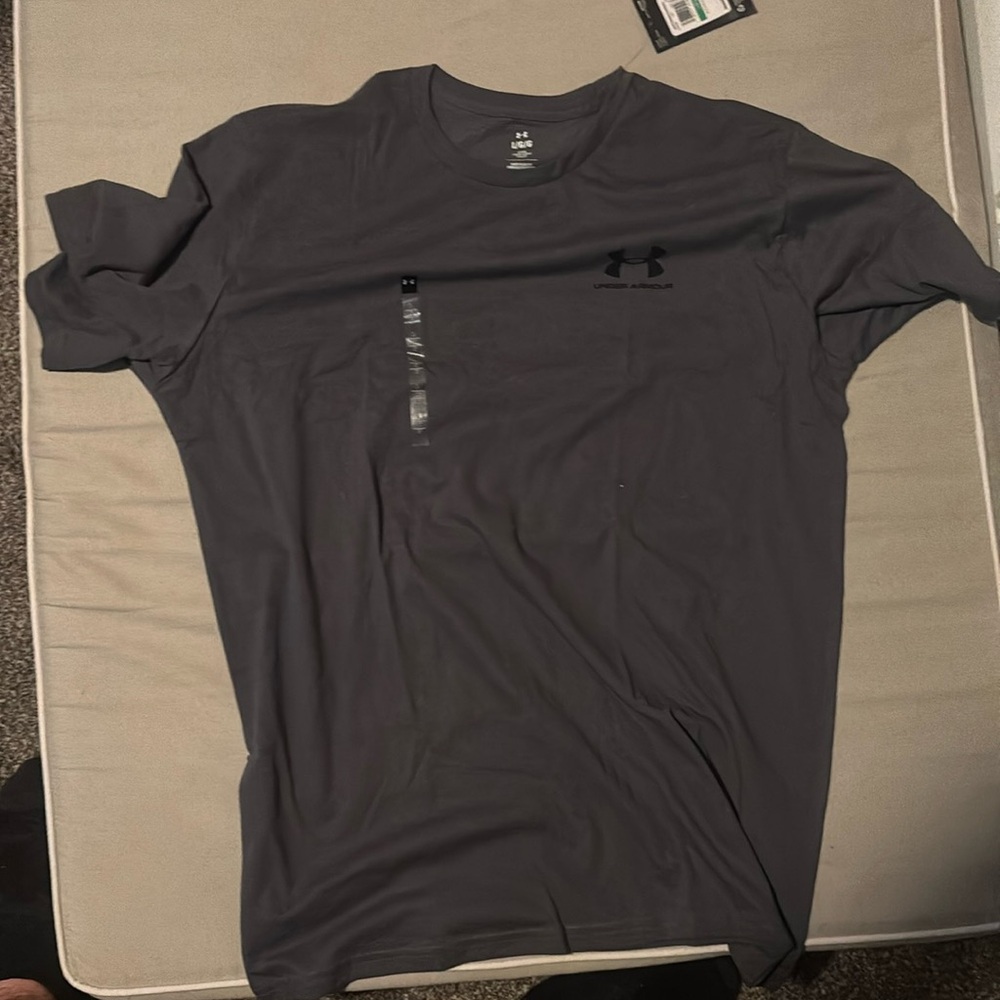 Men’s under Armour gray tshirt L NWT